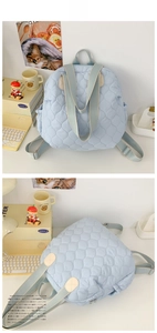 Vista dettagliata dello zaino in nylon trapuntato azzurro con motivo a rombi e cinghie