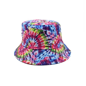 Dettaglio ravvicinato del vivace motivo tie-dye sul tessuto del cappello alla pescatora