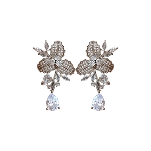 Elegante Roségold-Ohrringe mit Blumenblatt-Design und Birnen-Kristallanhängern