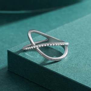 Elegant S925 sterling silver crisscross ring with sparkling stones and textured finish