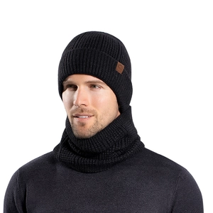 Set berretto e scaldacollo invernale da uomo in maglia nera con fodera in pile