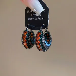 Ethno-Creolen mit bunten Zirkoniasteinen in Orange, Grün und Blau für Frauen