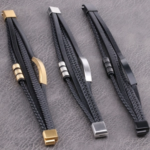 Drei mehrlagige geflochtene Lederarmbänder mit Magnetverschluss und Metallverzierungen