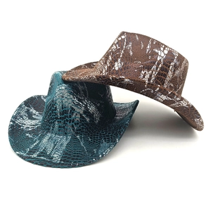 Chapeau fedora style western à texture serpent avec large bord en bleu et marron