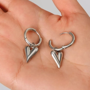 Boucles d'oreilles créoles doubles en argent avec pendentifs cœurs 3D portés