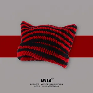 Bonnet en tricot rayé rouge et noir avec oreilles de chat et large bord confortable