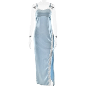 Hellblaues Satin-Slipkleid mit weißem Spitzenbesatz und Seitenschlitz auf Mannequin