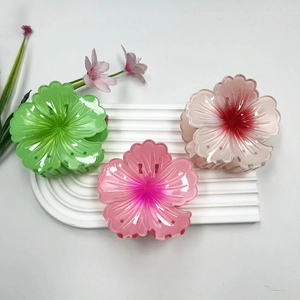 Set di tre mollette per capelli a forma di fiore in resina lucida verde e rosa