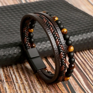 Détail d'un bracelet multicouche pour homme avec perles œil de tigre sur un écrin