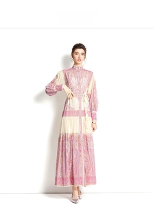 Robe longue à motif paisley avec col montant et manches bouffantes, vue frontale