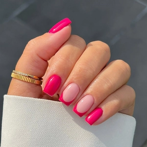 Faux ongles French manucure magenta et rose clair avec deux bagues dorées