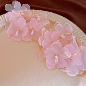 Boucles d'oreilles fleurs en organza rose avec cristal sur plateau en céramique chic