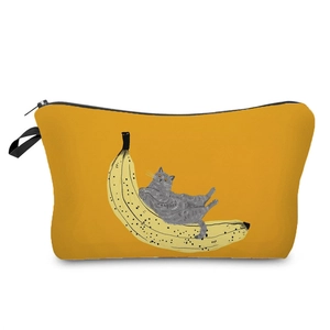 Dettaglio trousse gialla in tela con stampa di gatto su banana e chiusura a zip nera