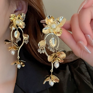 Boucles d'oreilles fleurs dorées avec perles pendantes et paillettes en long gland