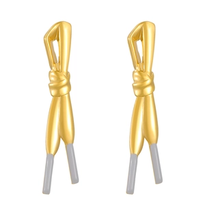 Vue détaillée de boucles d'oreilles créatives en forme de nœud doré avec bouts gris
