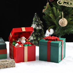 Weihnachts-Spieluhr mit Weihnachtsmann und Baumfiguren auf schneeweißem Hintergrund