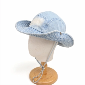 Détail du chapeau bob en jean bleu clair avec cordon réglable et bord large en coton