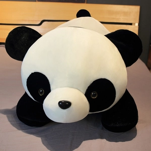 Gros plan détaillé d'une grande peluche de panda géant en position couchée au pelage doux