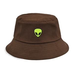 Détail de la broderie alien vert néon sur chapeau bob marron foncé avec des coutures précises