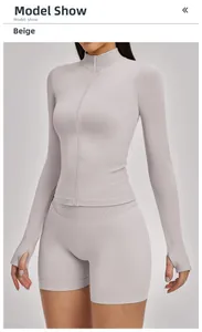 Details des sandweißen Yoga-Sets mit Stehkragenjacke und Daumenlöchern für Damen