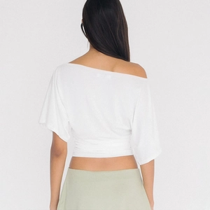 Détail de la vue arrière d'un t-shirt blanc ajusté à une épaule avec fronces pour femme