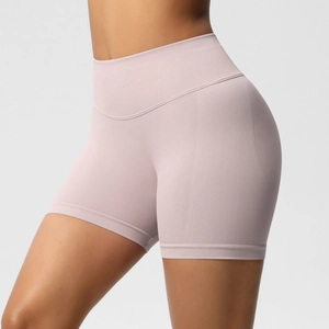 Vue détaillée du short de fitness sans couture rose à taille haute montrant l'effet galbant