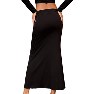 Vue arrière de la jupe crayon de maternité taille haute en tissu noir extensible
