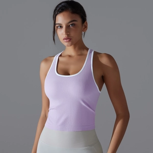 Détail du débardeur de yoga lilas côtelé avec bordure blanche sportive et coupe ajustée