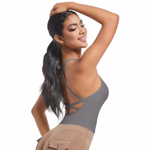 Détail des bretelles croisées au dos du soutien-gorge de sport gris foncé et pantalon