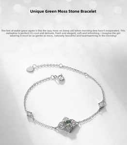 Dettaglio del bracciale in agata muschiata in argento S925 con ciondolo a cuore e fiori