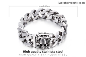 Dettaglio del teschio sul bracciale a catena cubana in acciaio inox largo 20mm