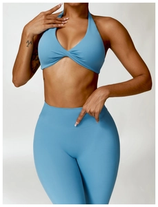 Vue latérale de l'ensemble de yoga bleu clair avec legging taille haute et soutien-gorge