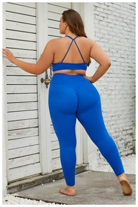 Détail d'un ensemble de yoga bleu grande taille avec soutien-gorge et legging taille haute