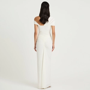 Robe longue blanche élégante à une épaule, coupe ajustée avec détails froncés pour femmes