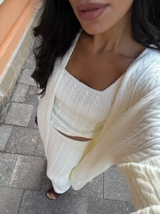 Dreiteiliges weißes Strickset mit langem Cardigan, Top und Hose mit Zopfmuster