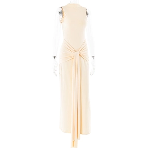 Détail du nœud à la taille et du drapé élégant sur la robe longue sans manches beige