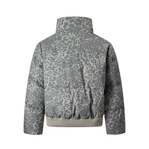 Vue arrière d'une doudoune vintage américaine pour homme avec motif léopard gris et col montant