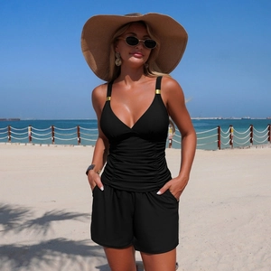Tankini deux pièces noir avec col en V, détails froncés et anneaux dorés aux épaules