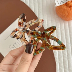 Hollow butterfly hair claw clips in tortoise shell and marble patterns for women