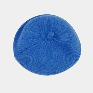 Basco classico in maglia blu brillante con una consistenza morbida e stile chic