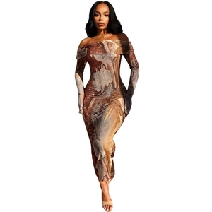 Robe moulante rétro à épaules dénudées avec imprimé marbre brun et manches longues