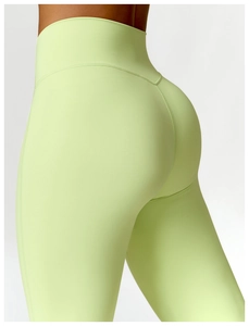 Détail du legging de yoga taille haute avec coutures push-up et tissu vert néon