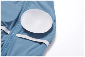 Détail du body de yoga bleu avec coussinets amovibles et fermeture éclair fluide