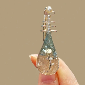 Détail de la pince à cheveux pipa avec perles artificielles et roses dorées