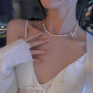 Collier long en perles avec pendentif papillon et pompon doré réglable pour femme