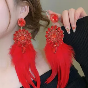 Boucles d'oreilles vintage en plumes rouges avec cristaux carrés pour un look élégant