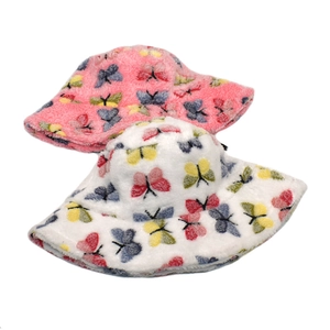 Bobs d'hiver en peluche rose et blanc avec des motifs de papillons colorés