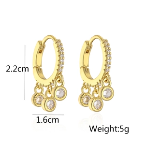 Dettaglio orecchini placcati oro che mostra dimensioni 2,2 cm di altezza e 1,6 cm di larghezza