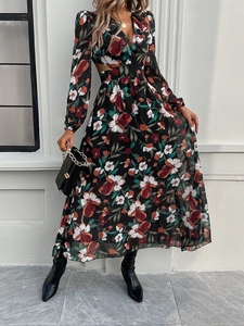 Gros plan de la robe en mousseline à fleurs avec col en V et découpes à la taille élégantes