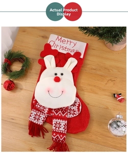 Détail d'une chaussette de Noël rouge avec renne 3D et broderie Merry Christmas